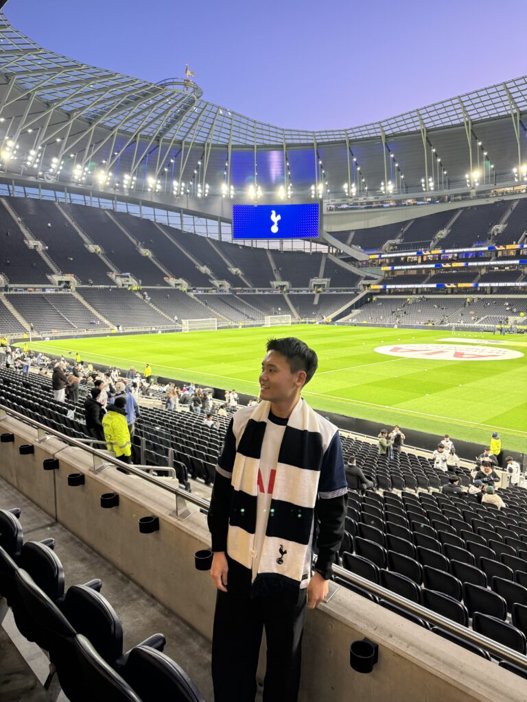 How to Buy Tottenham Hotspur Shop for Merchandise in London 1